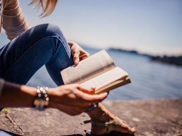 Femme qui lit sur la plage