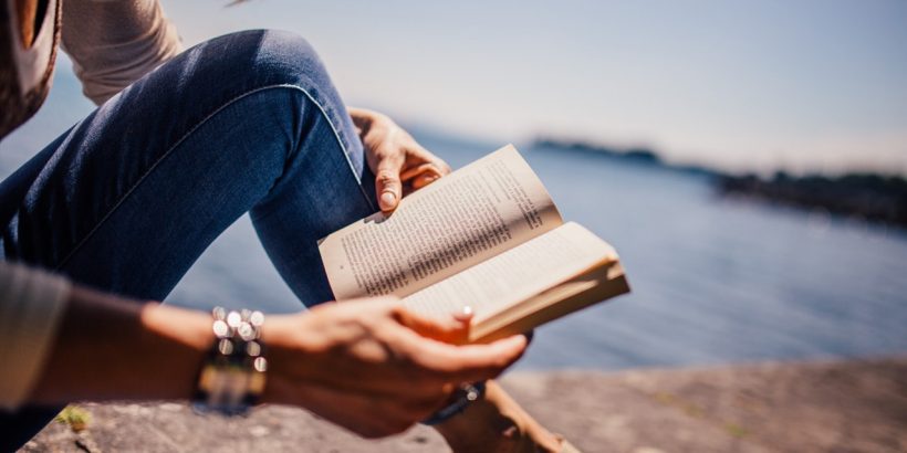 Femme qui lit sur la plage