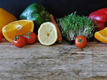 fruits et légumes sur plan de travail en bois