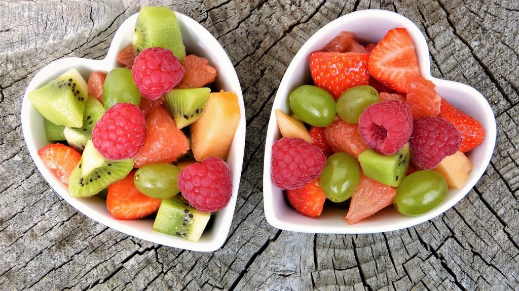 2 salades de fruits dans des bols en forme de coeur