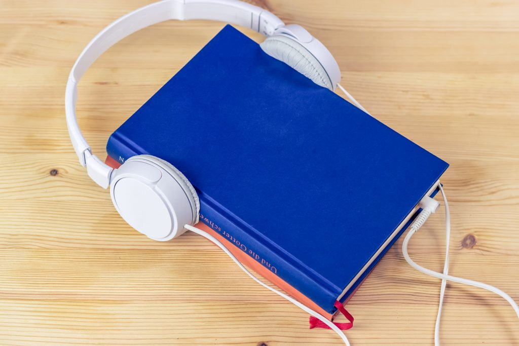 Casque audio posé sur deux livres