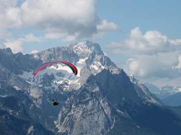 parapente devant montagnes