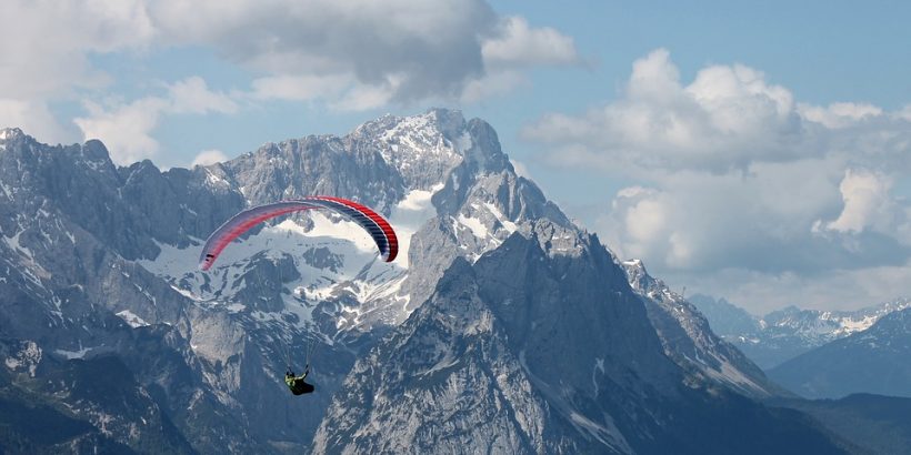 parapente devant montagnes