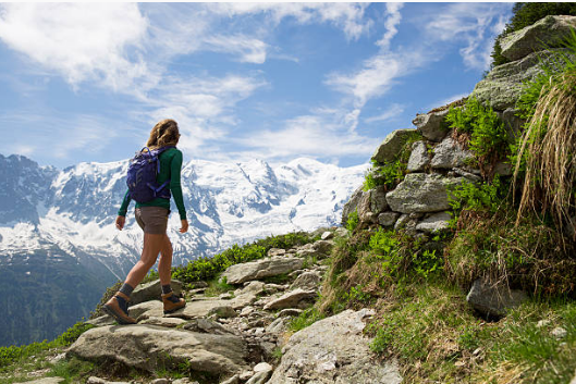 femme faisant de la randonnée en montagne