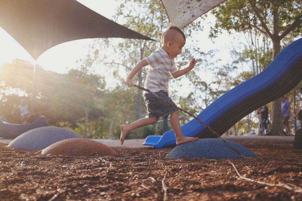 petit garçon jouant dans un parc