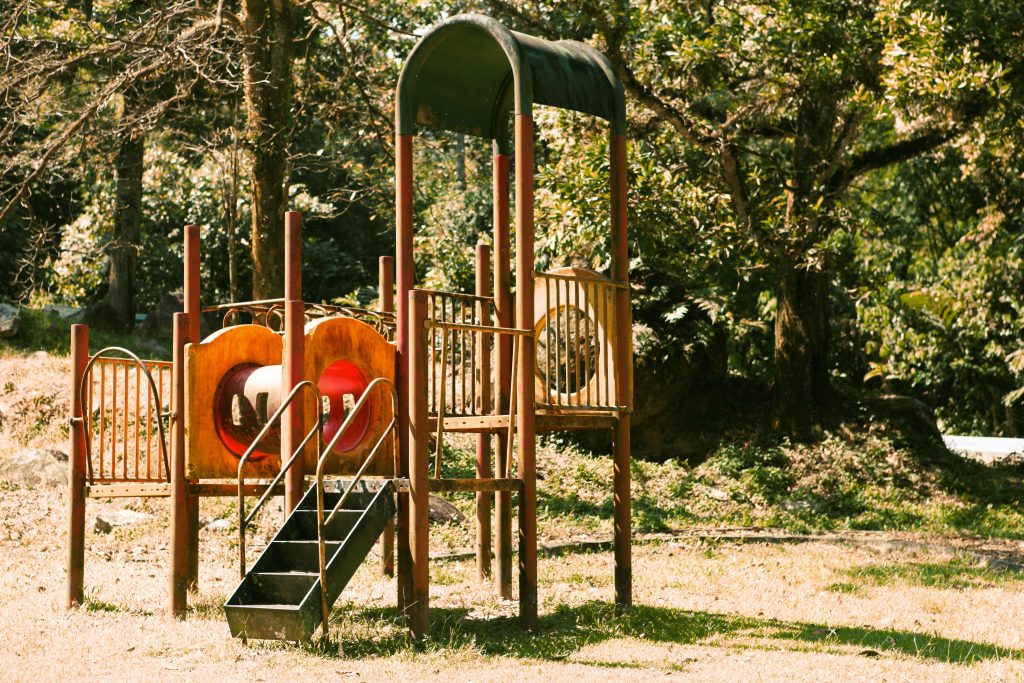 Une aire de jeux abandonée