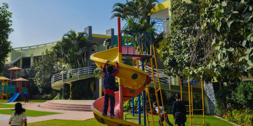 square avec plusieurs enfants en train de jouer