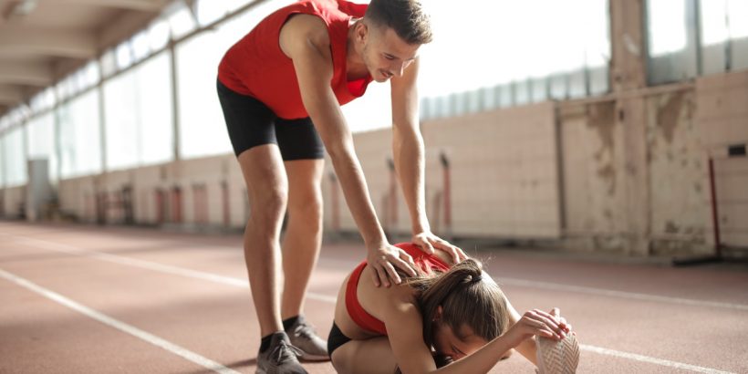 couple qui s'étire avant le sport