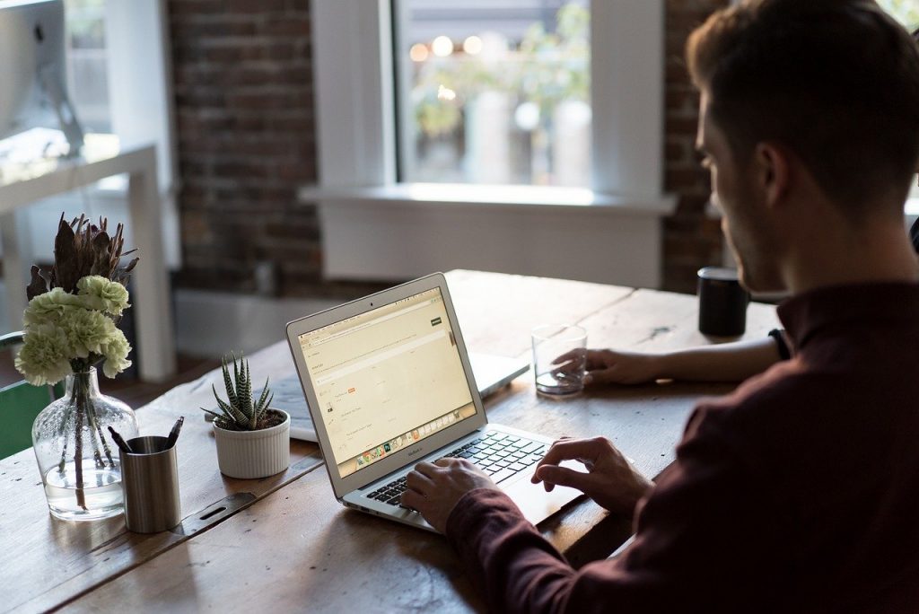 homme qui a loué bureau