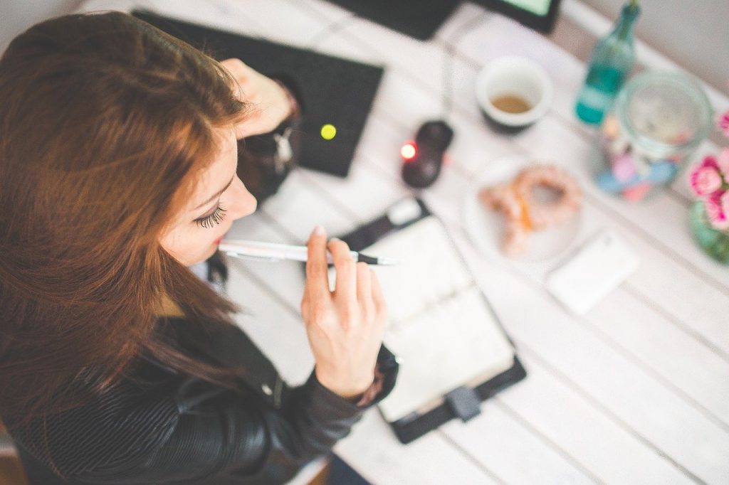 femme qui a louer un bureau