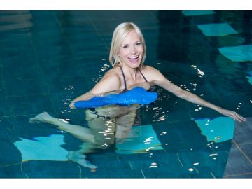 femme dans une piscine avec un protège plâtre