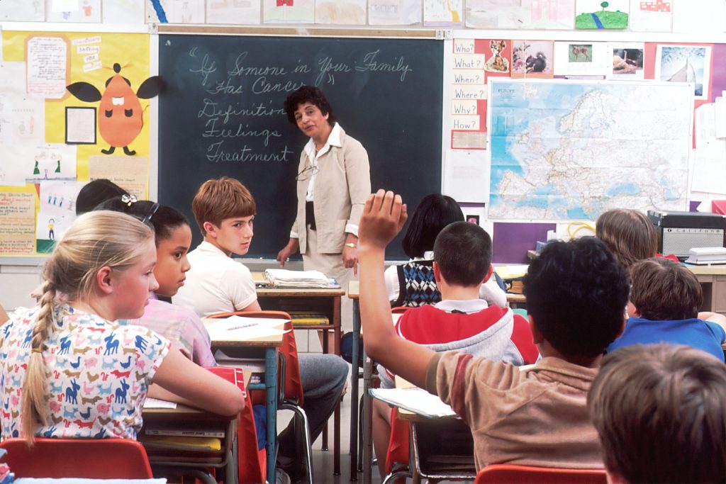 enseignants devant une classe de primaire